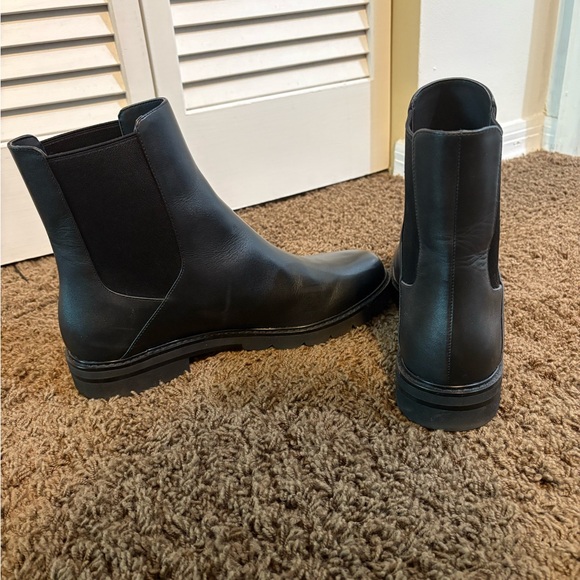 Stuart Weitzman - Picture 2 of 4